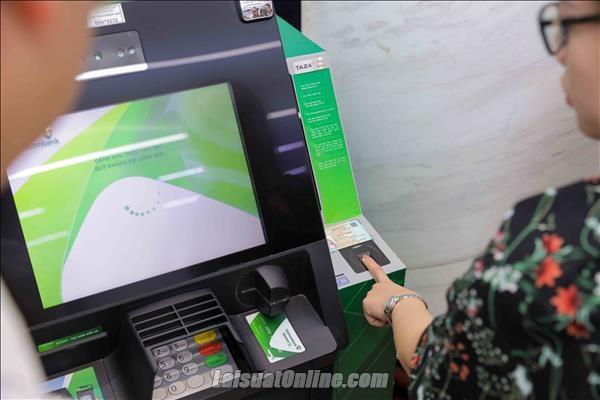 Phí rút tiền thẻ Vietcombank tại cây ATM cùng và khác ngân hàng